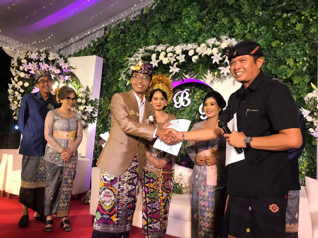 Penyerahan KK (Kartu Keluarga) Baru, Akta Perkawinan dan Kartu Tanda Penduduk (KTP) Baru di Banjar Dukuh Desa Dalung